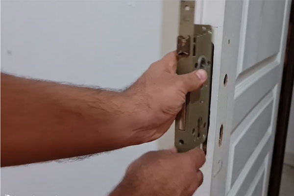 نصب دستگیره درب اتاقی